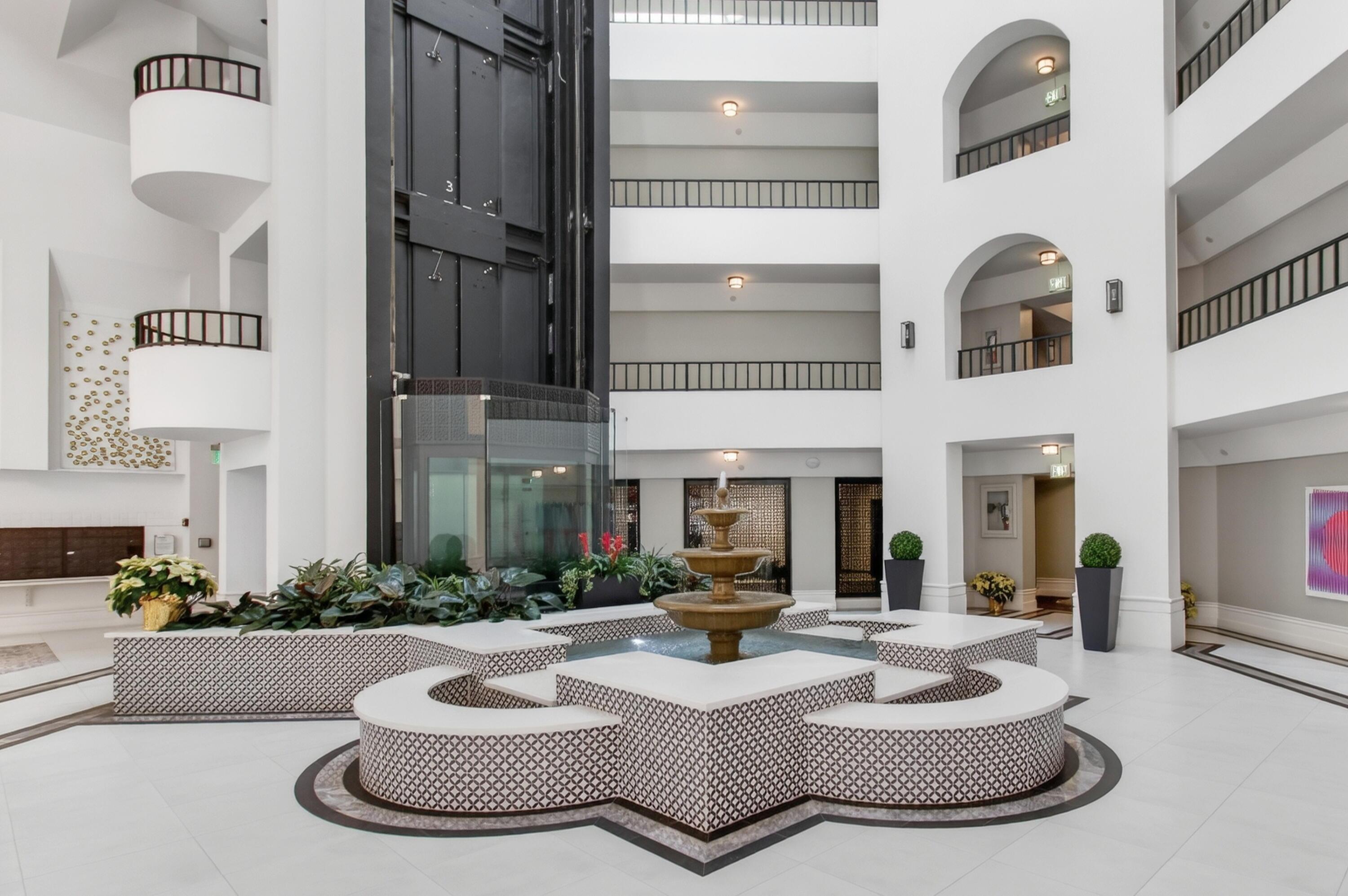 Image 3: 3 - Lobby