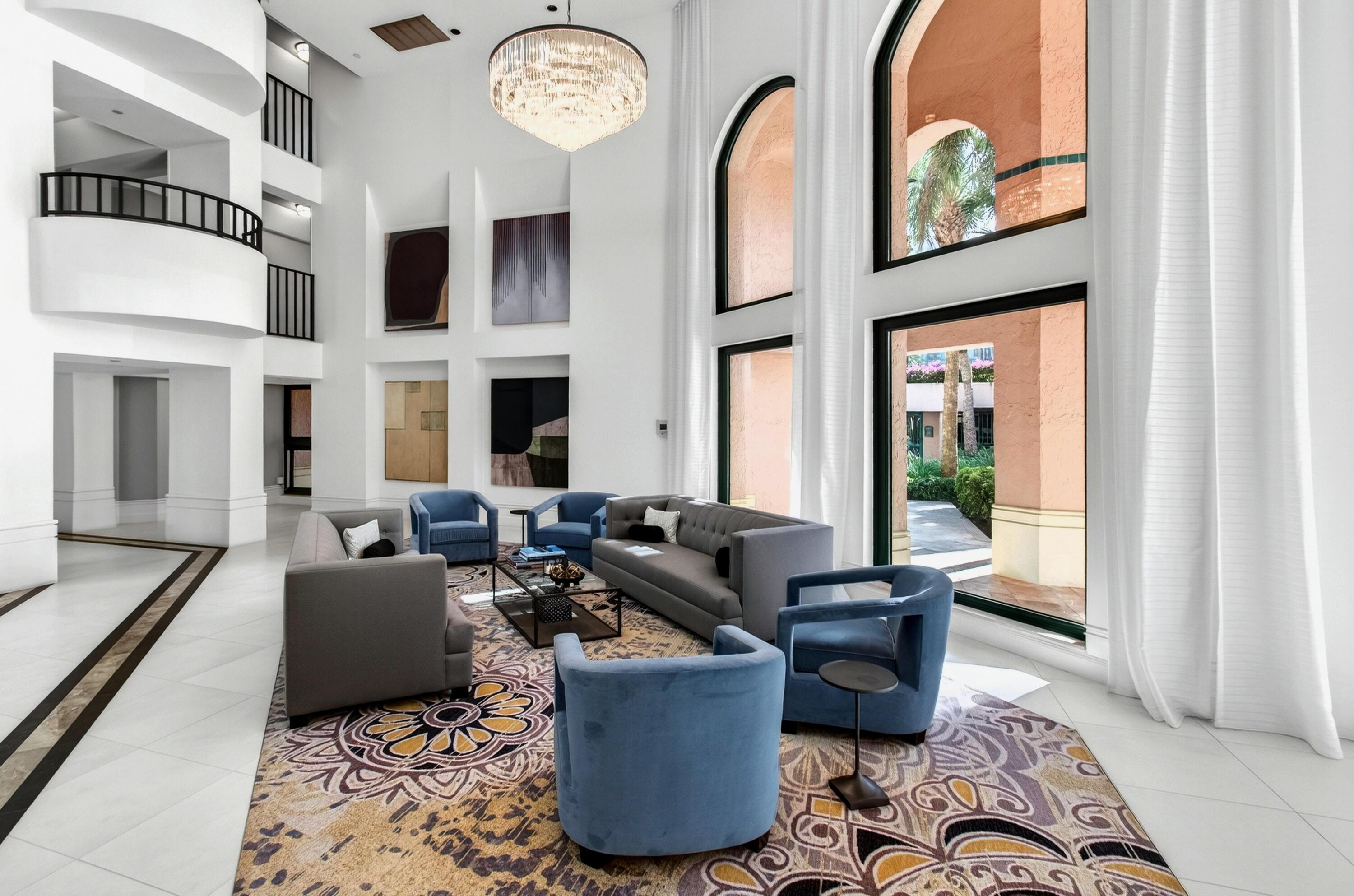 Image 4: 4 - Lobby