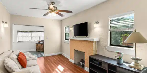 Image 3: LIVING ROOM