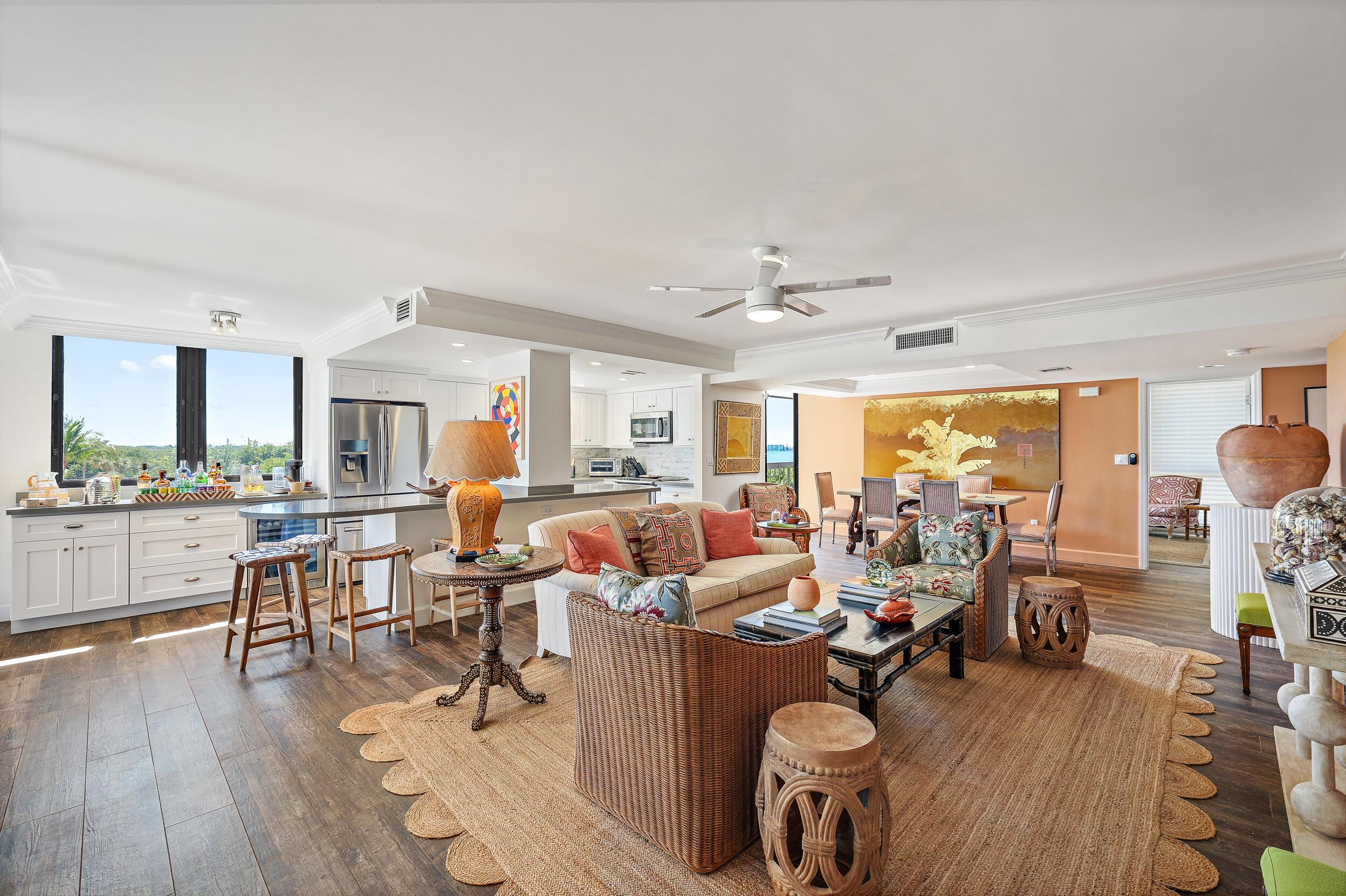 Image 4: Living Room