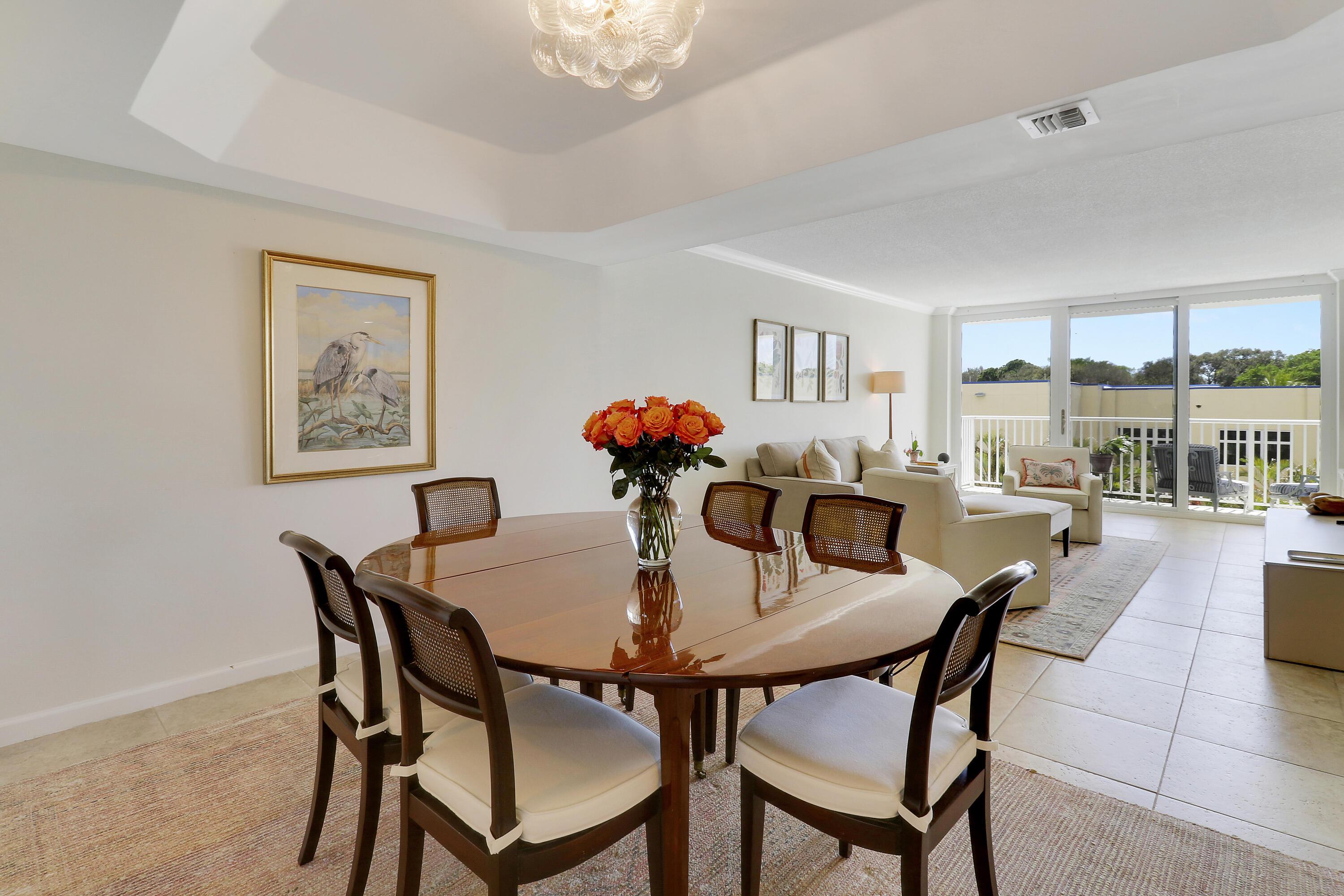 Image 3: Dining area