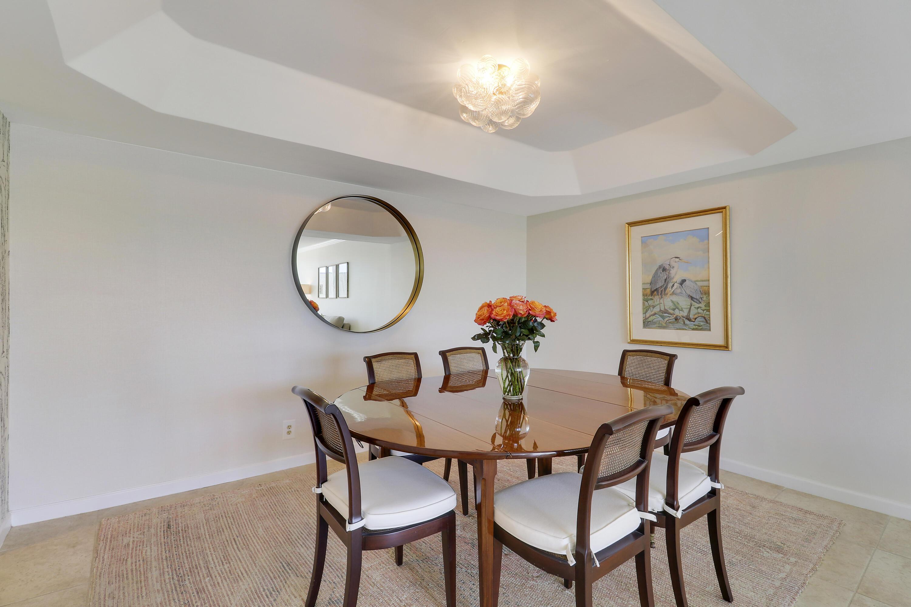 Image 4: Dining area