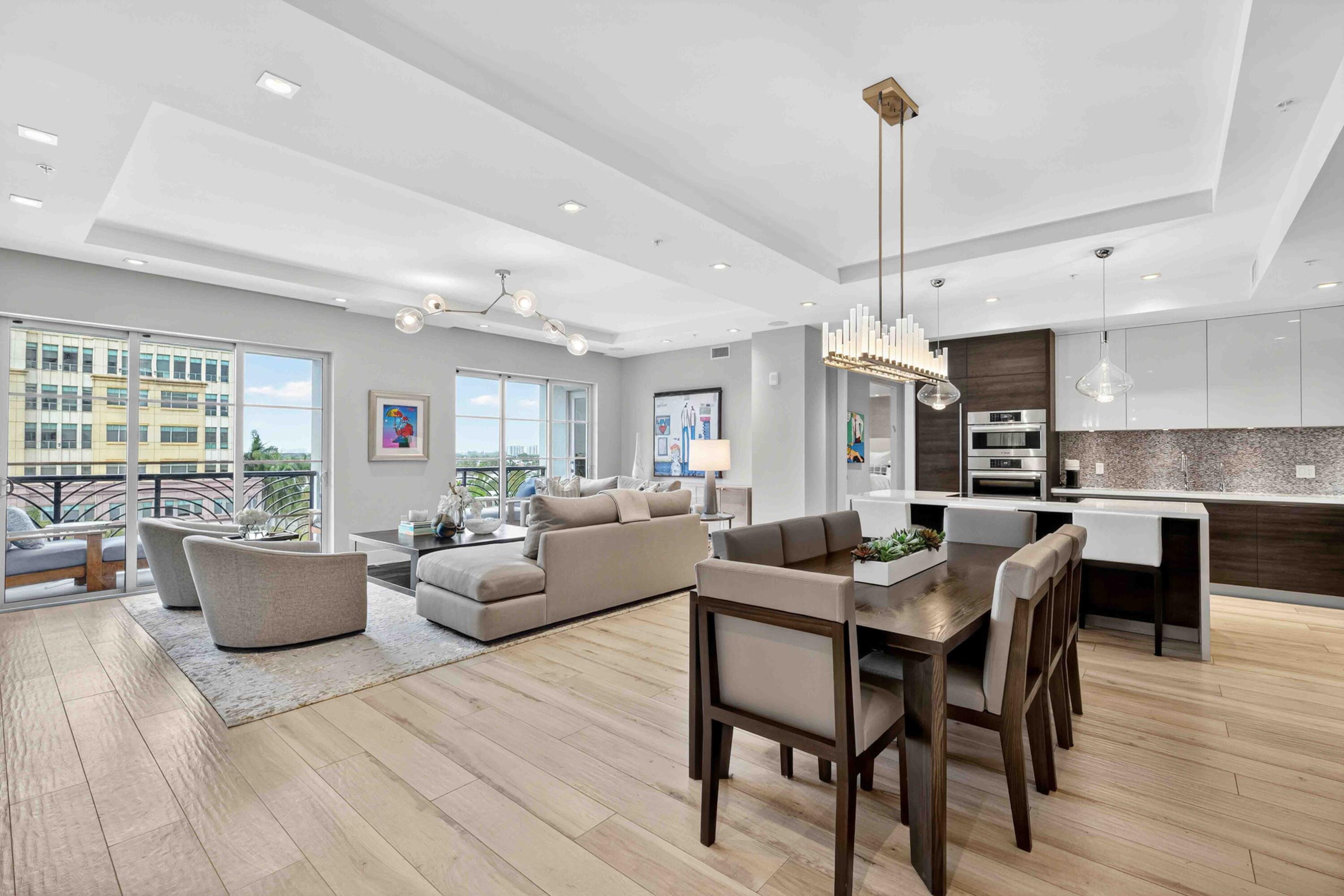 Image 4: Living Room/Dining Area