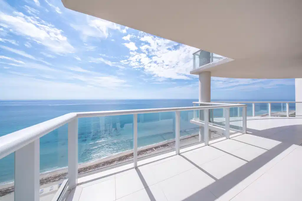 Image 1: Amazing Balcony with stellar views