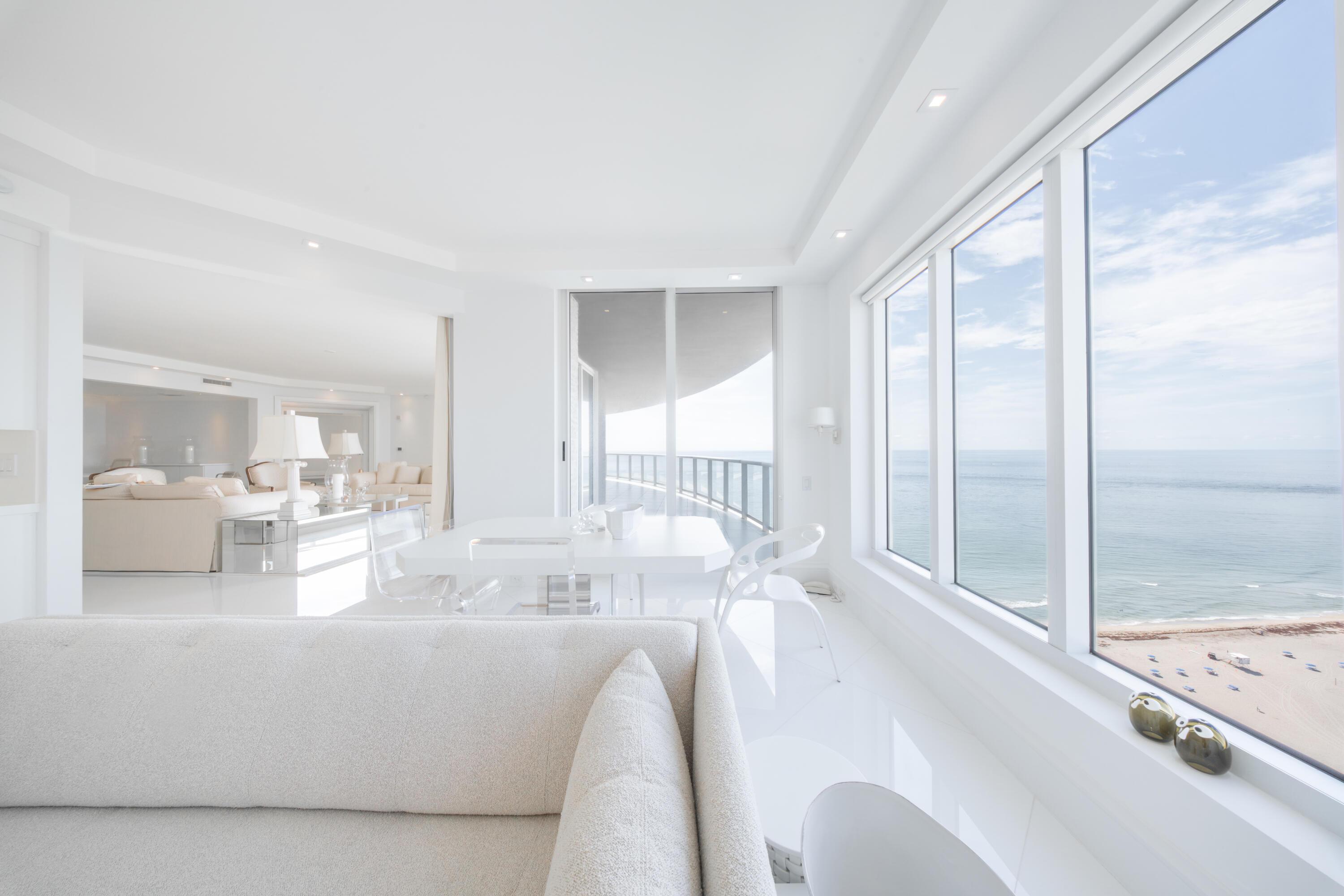 Image 3: Family room/Brkfst area