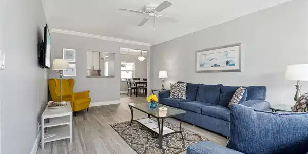 Image 4: Large spacious living area