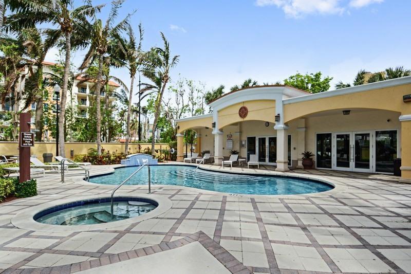 Image 3: Pool and clubhouse