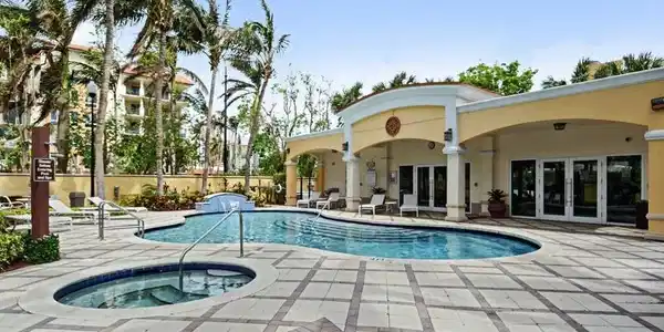 Image 3: Pool and clubhouse