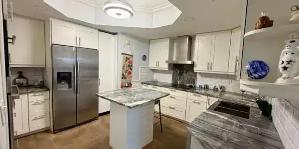 Image 4: Kitchen