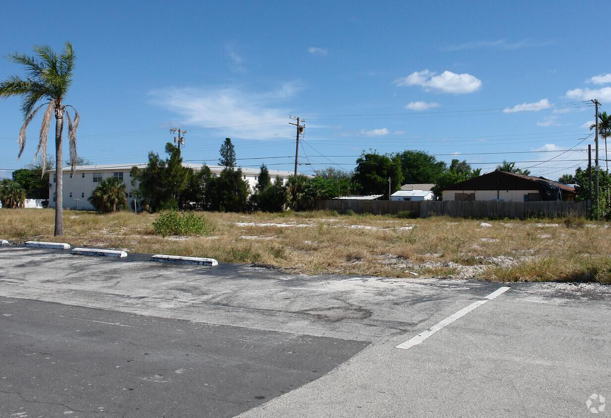Image 2: 1122 south j