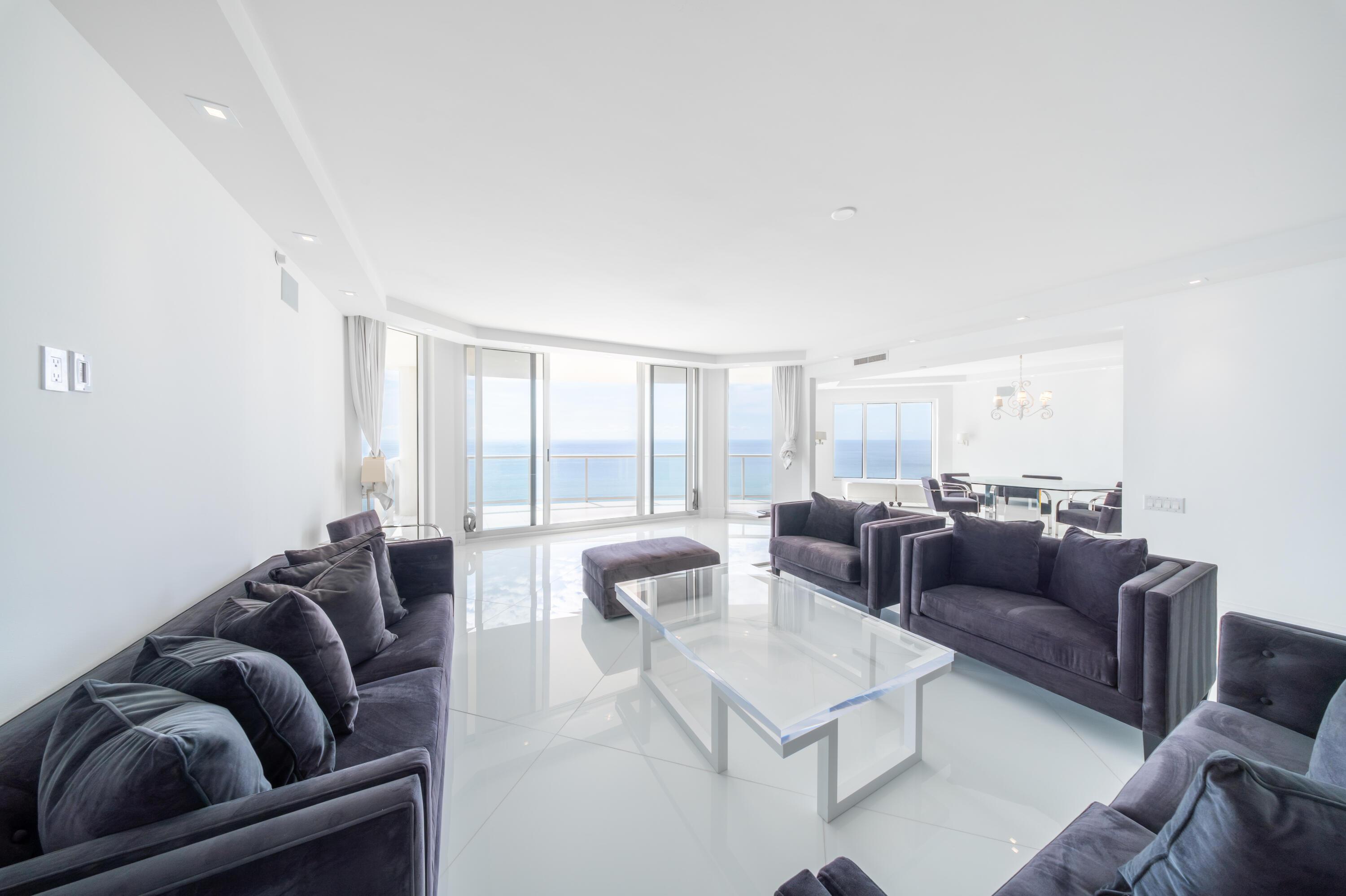 Image 4: Living Room