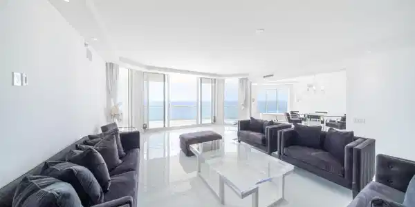 Image 4: Living Room