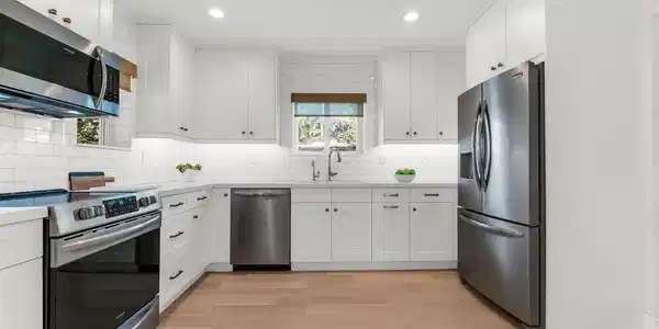 Image 3: kitchen