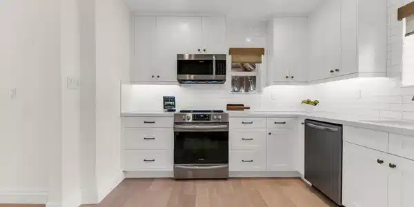 Image 4: kitchen
