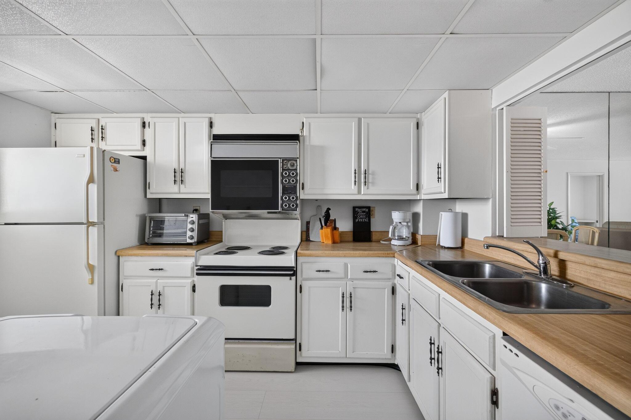 Image 3: Kitchen