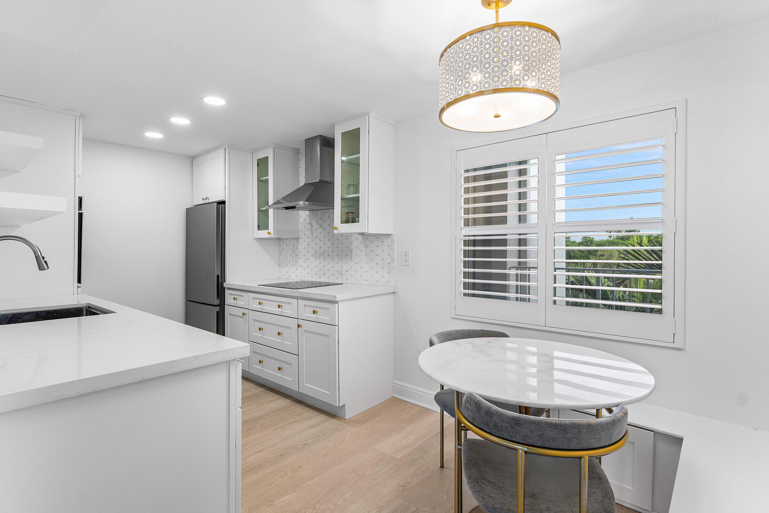 Image 2: Eat-in Kitchen