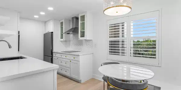 Image 2: Eat-in Kitchen