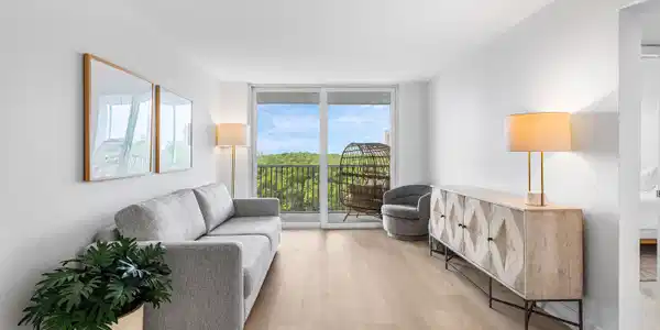 Image 3: Living Room