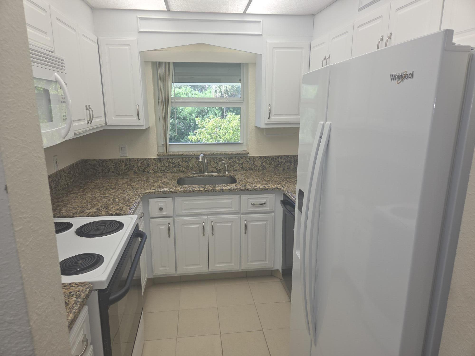 Image 4: MC 228 Kitchen