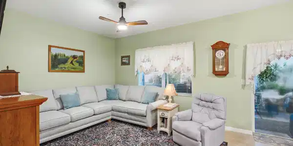 Image 2: 3_smg04328