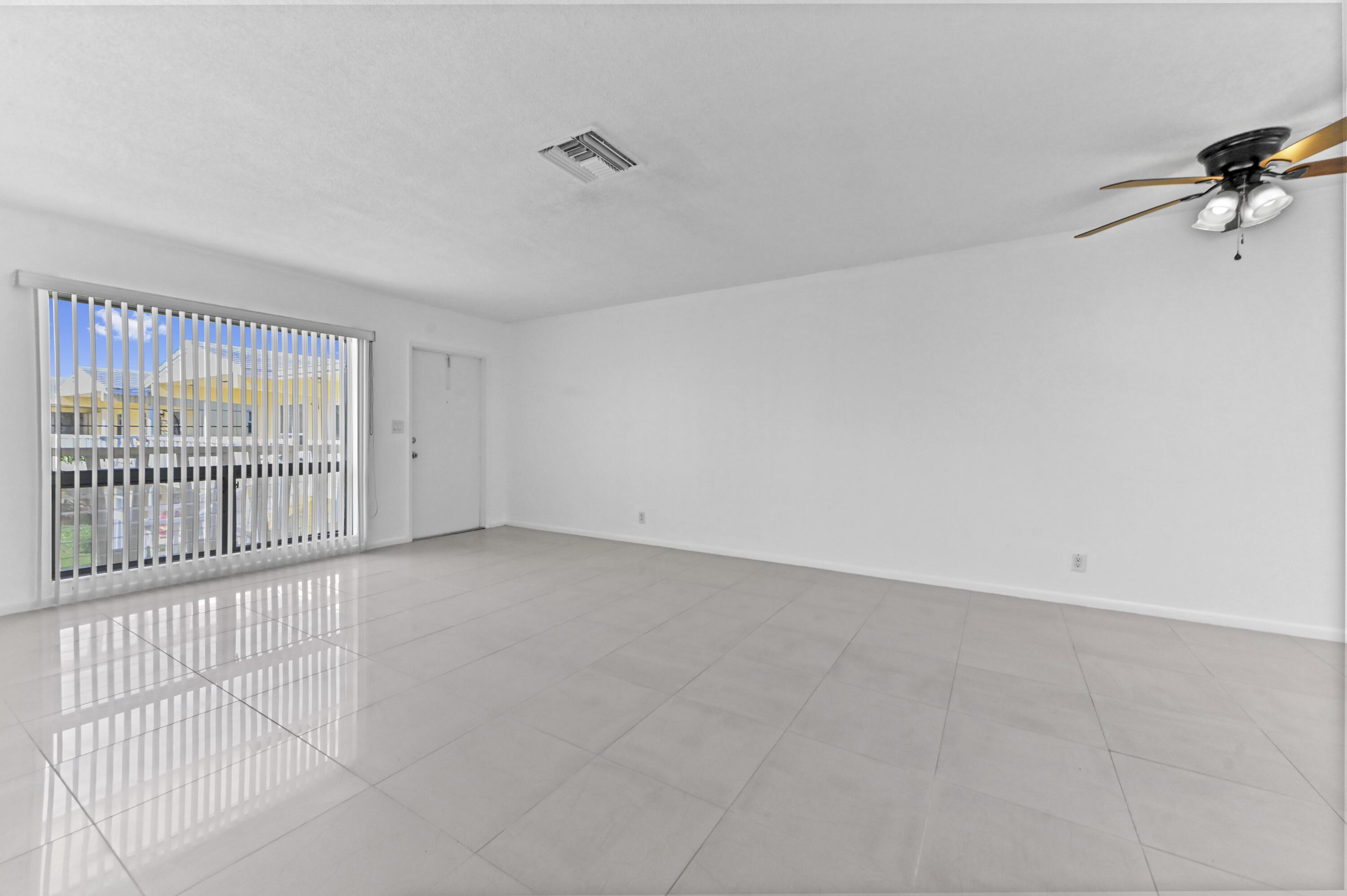 Image 4: 08 Living room 03