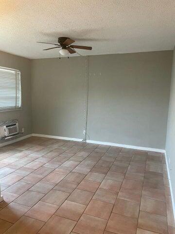 Image 4: living room