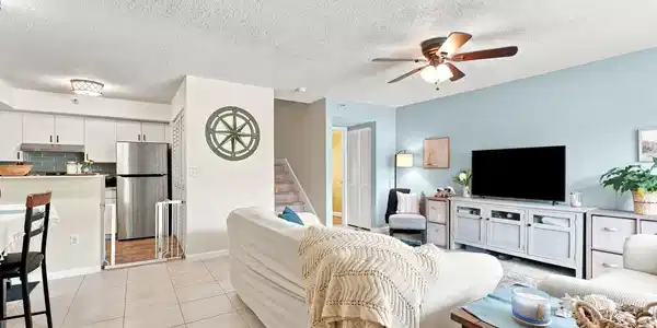 Image 3: Living