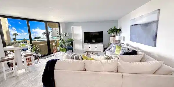 Image 2: Living Room/View