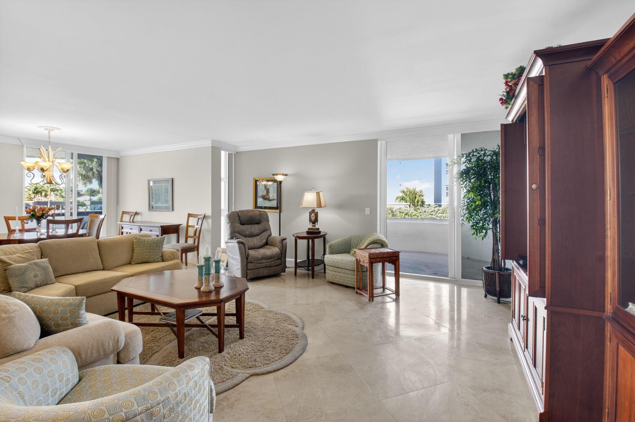 Image 4: Living Room
