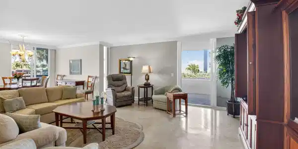 Image 4: Living Room