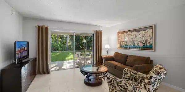 Image 4: Living Area