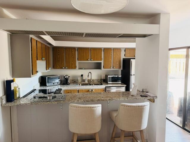 Image 2: Kitchen with bar