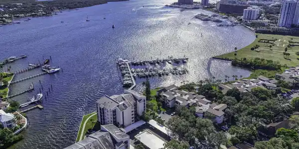 Image 2: Waterfront paradise!