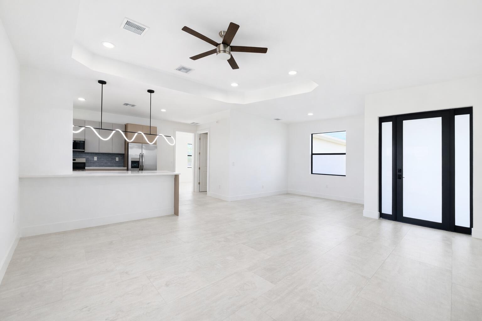 Image 4: Living Area