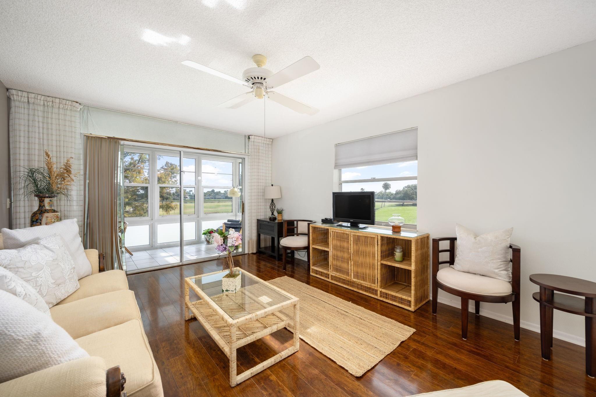 Image 3: Wood floors, views, tastefully decorated water gol