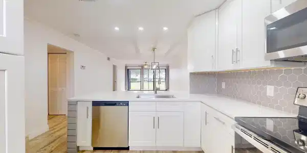 Image 4: Kitchen