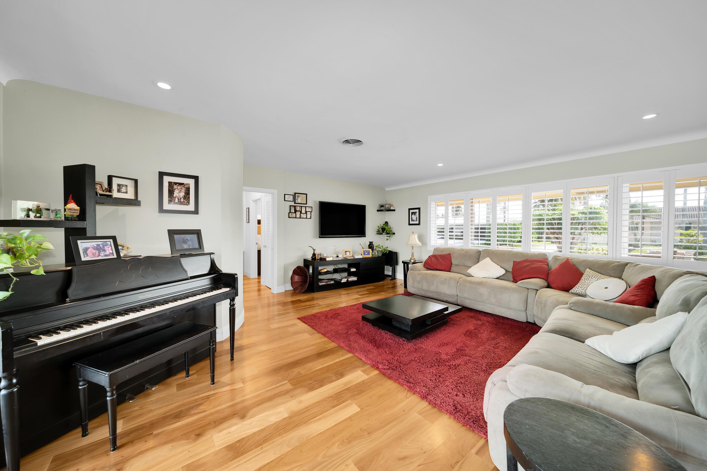 Image 4: 2401 SE 8th Ct Pompano Beach 15