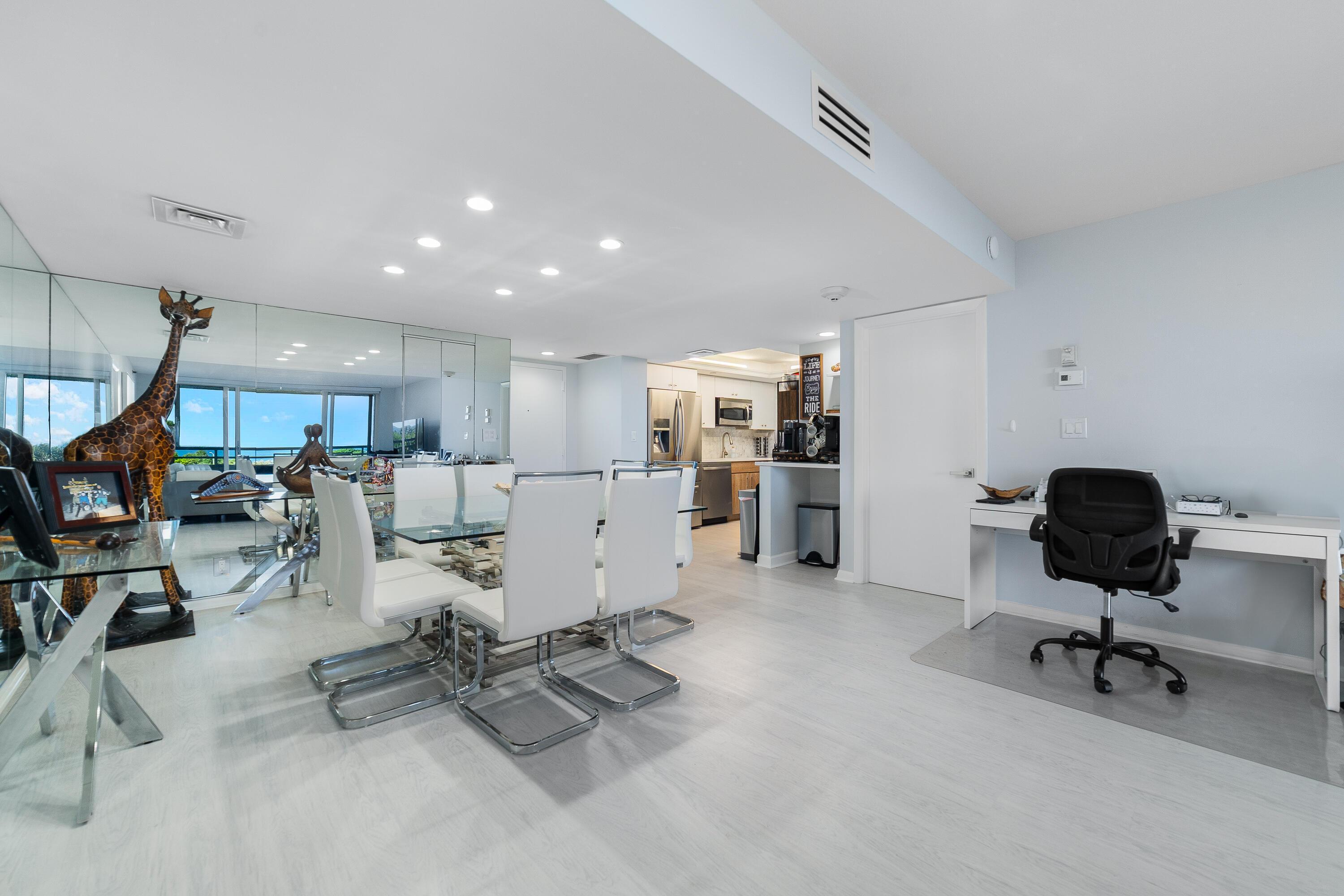 Image 3: Living room
