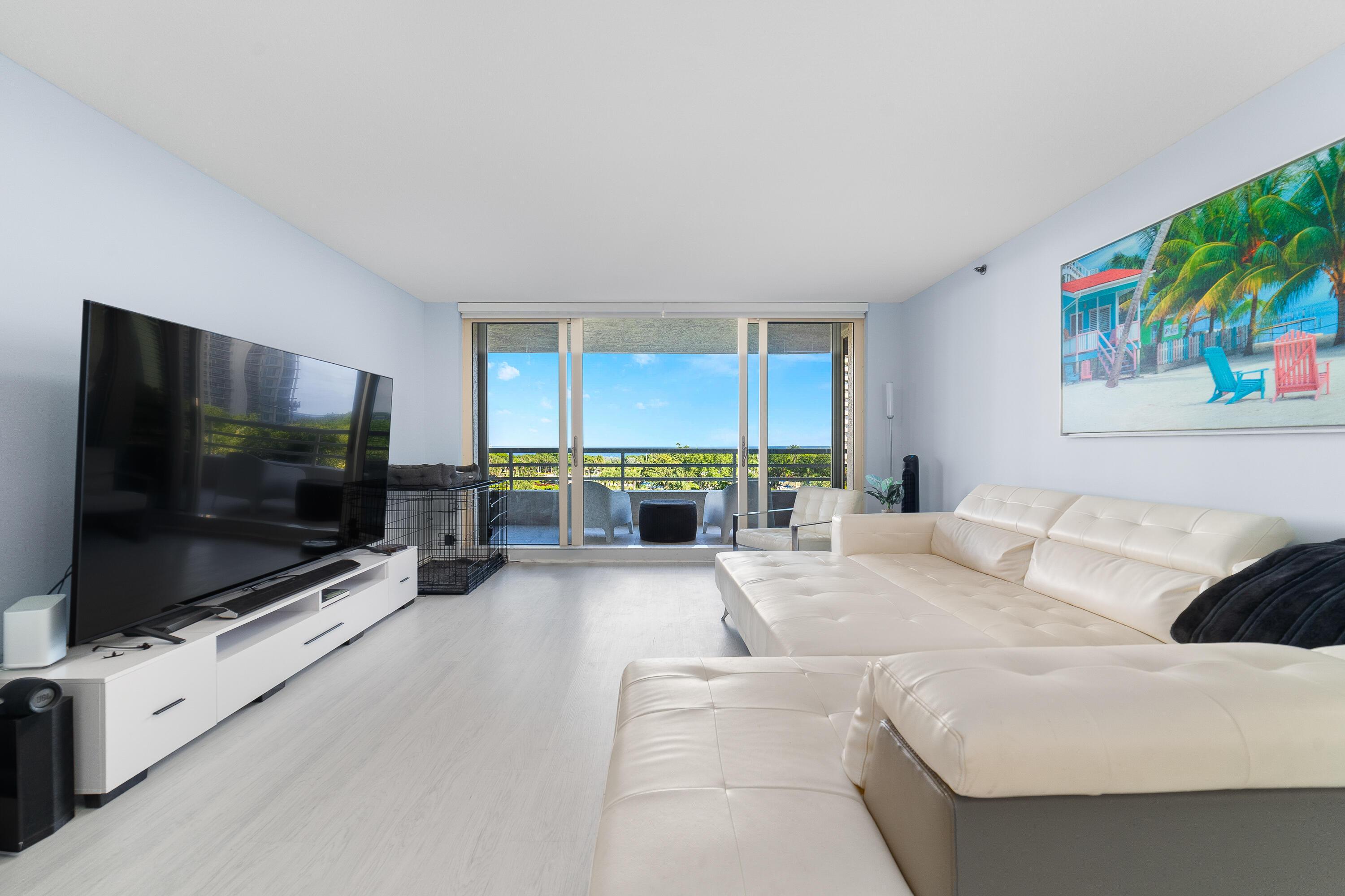Image 4: Living room