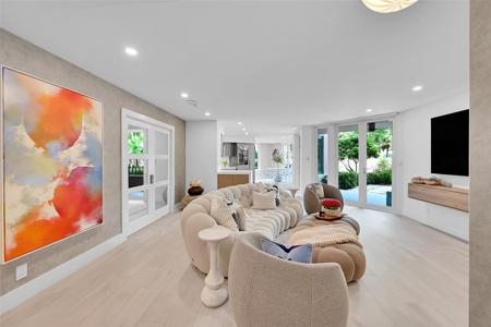 100 SE 5th Ave