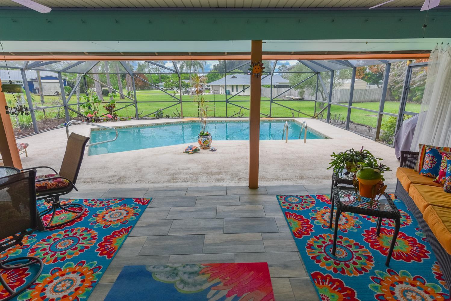 Image 2: SCREENED IN POOL
