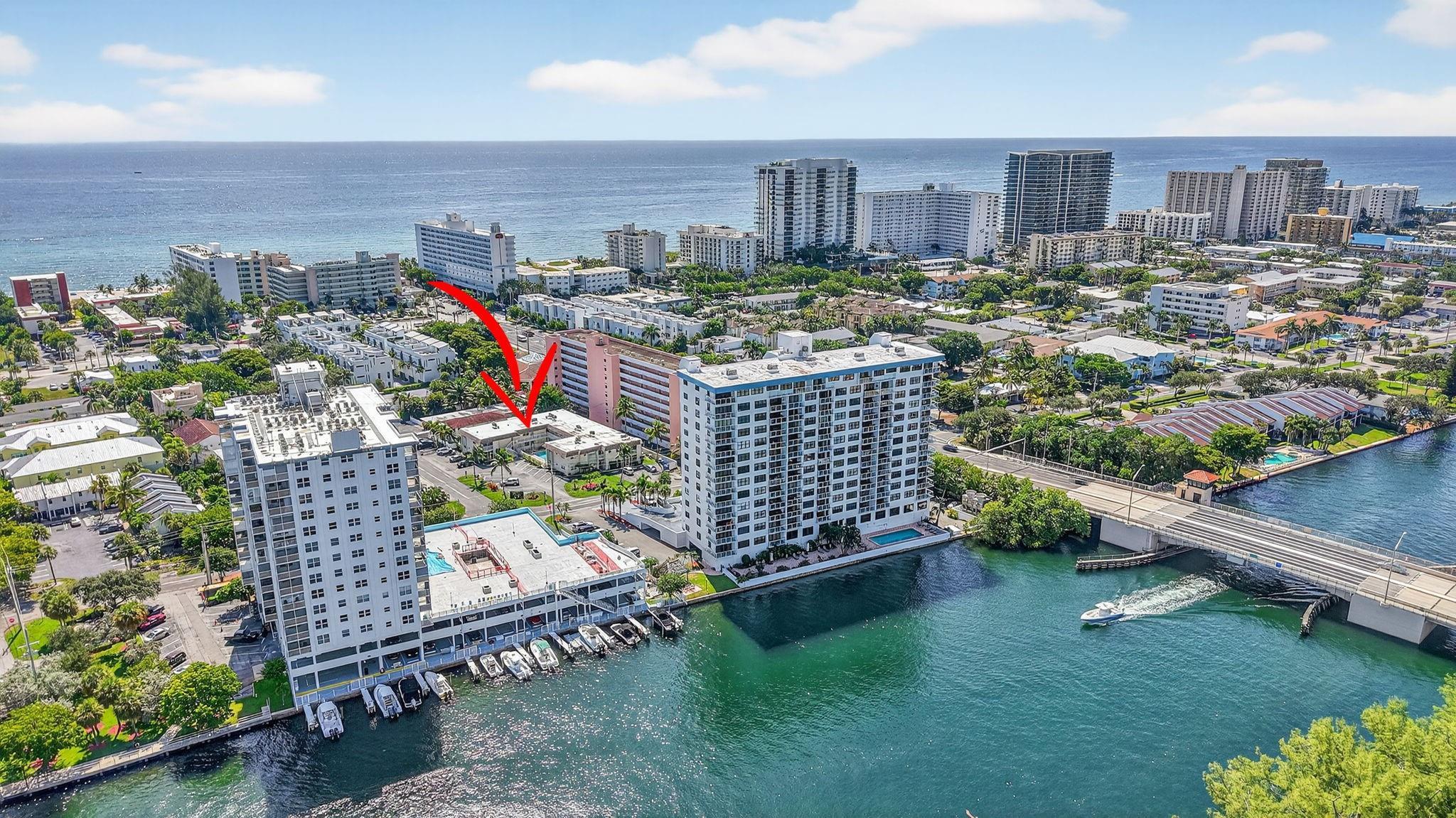 Image 1: Enjoy the Florida lifestyle in this beautifully re