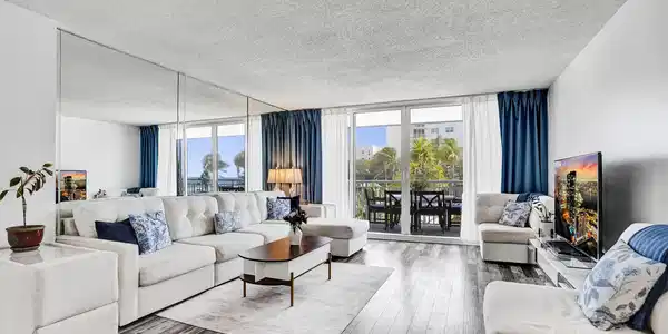 Image 3: Living Room