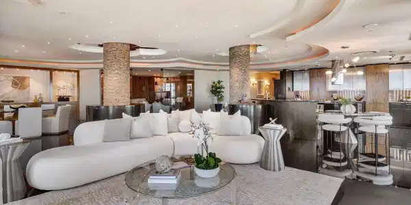 Image 3: Living Room