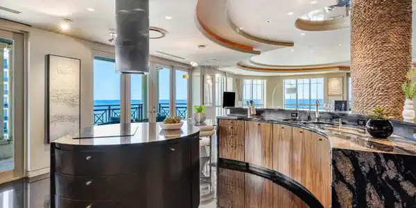 Image 4: Kitchen