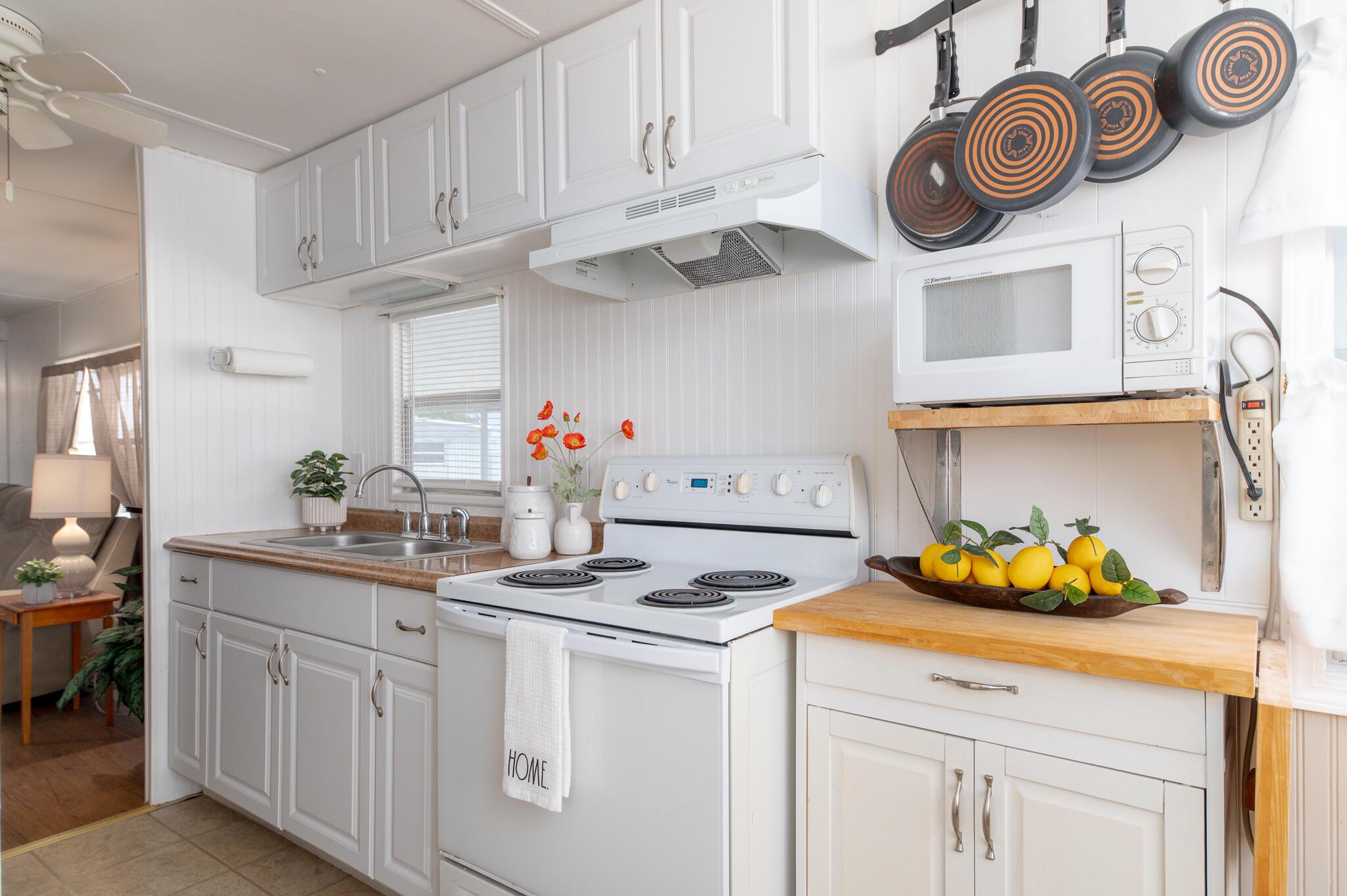 Image 3: Kitchen