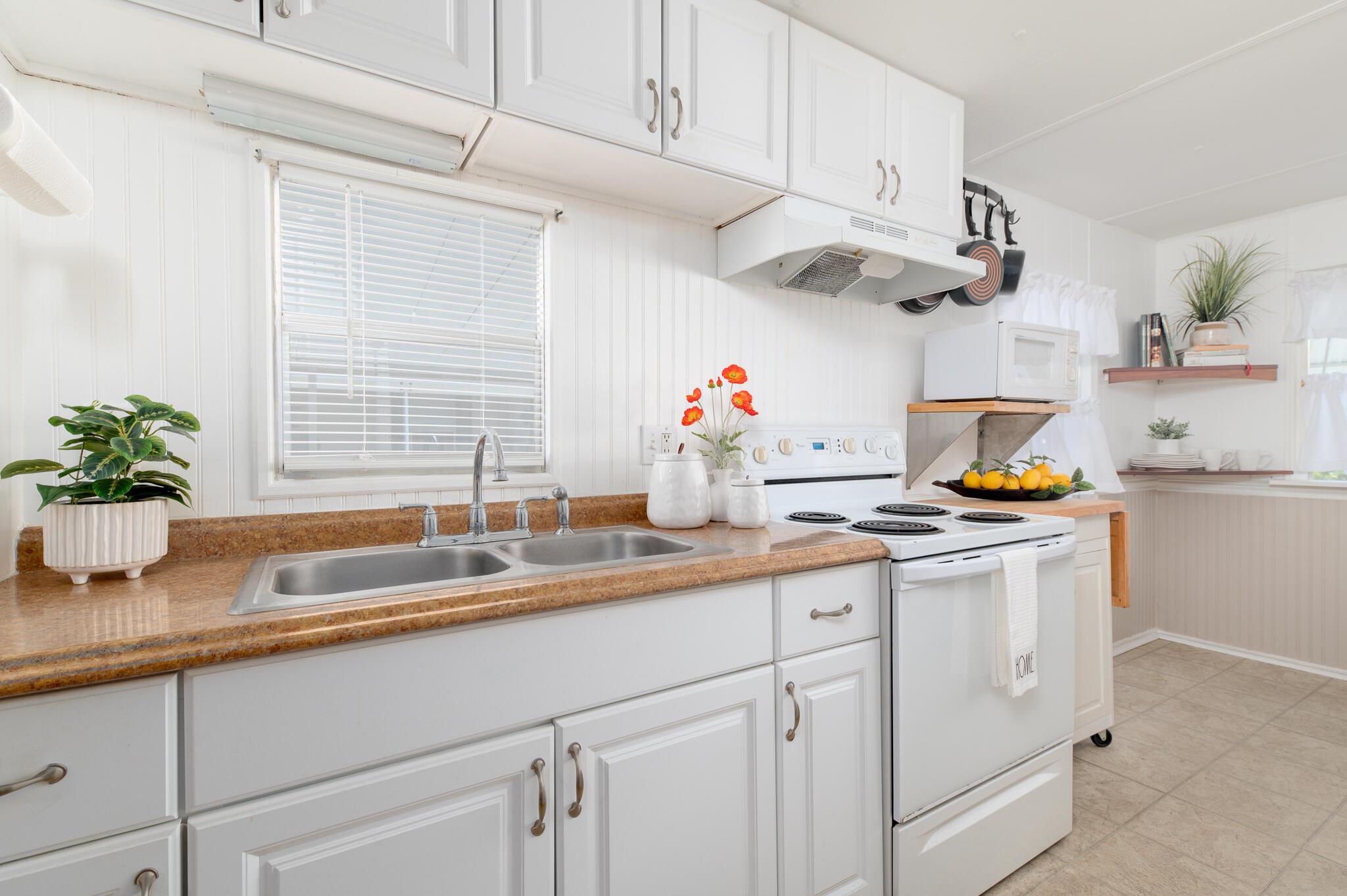 Image 4: Kitchen