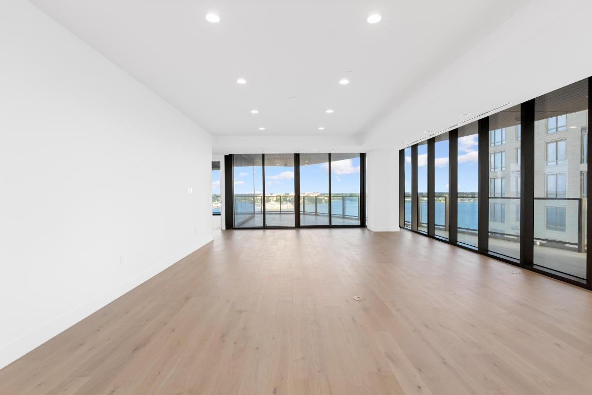 Image 4: Living Area