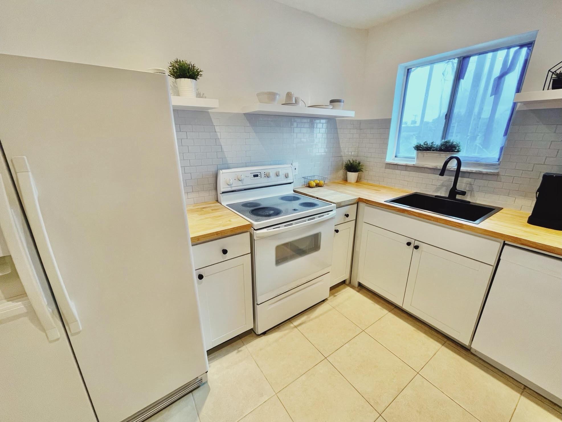 Image 3: Kitchen