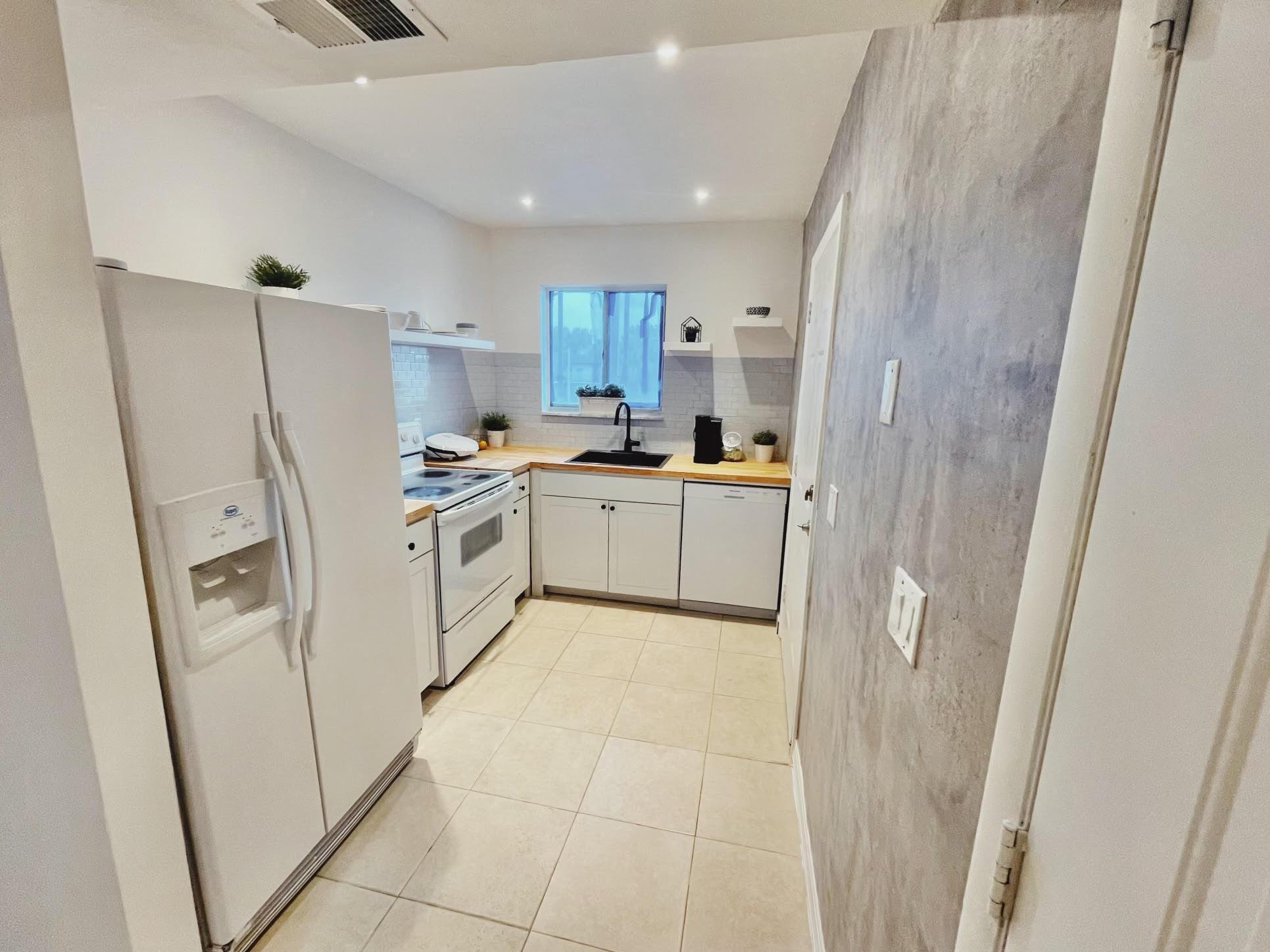 Image 4: Kitchen